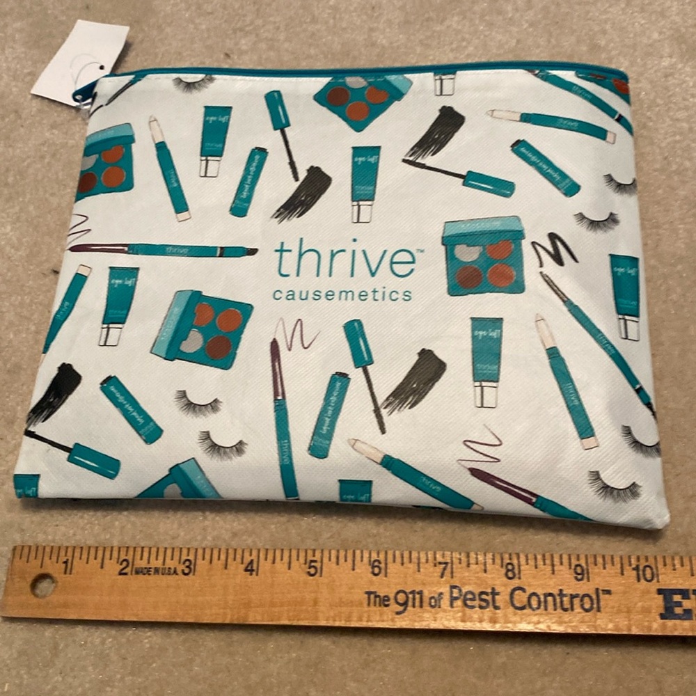 NWT Thrive Causemetics Makeup Case